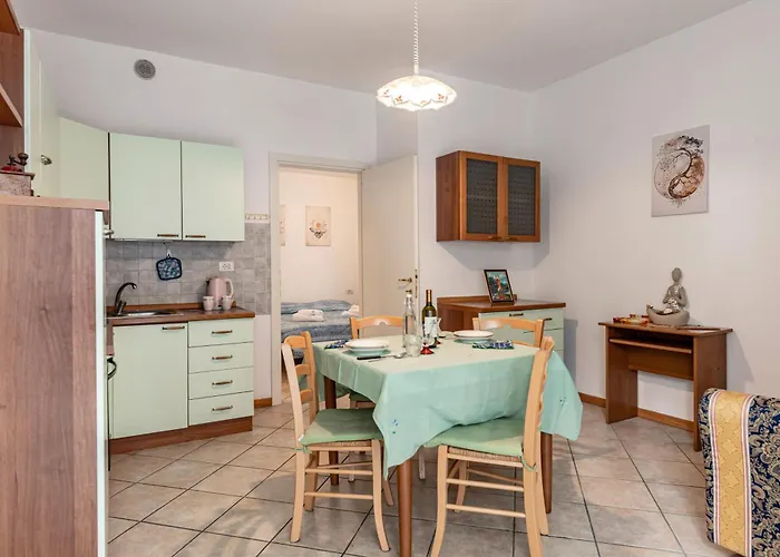 Guest Host - Il Loto Appartement